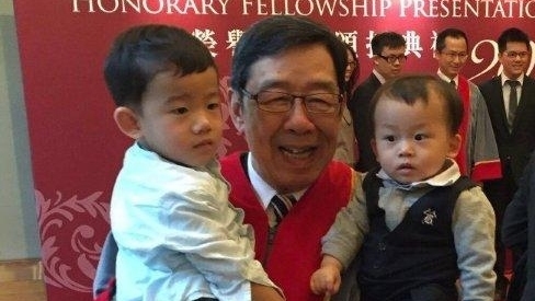 胡楓四代同堂，兩個可愛曾孫總為他帶來歡樂。(受訪者提供)