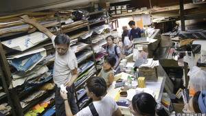 嘉圖紙業明天(5日)結業在即，老闆林少青盡最後努力賣出愛紙，紙頭紙尾則免費送出。(馮漢柱攝)