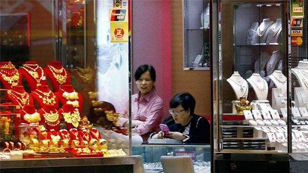 金價升生意跌 金行轉攻珠寶