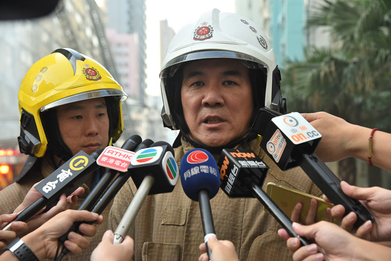 消防處署理副消防總長(九龍)曾偉明清晨向傳媒交代大火最新情況。