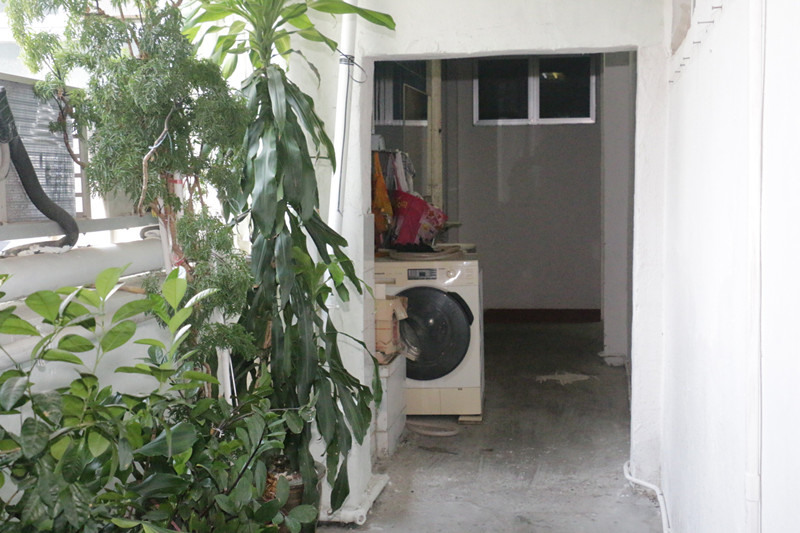 火警工廈有疑似劏房單位室外有洗衣機。