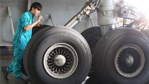 港機工程飛機工程執照學員林成倫本以為飛機維修需要「日曬雨淋」，入行後發現維修庫是「有瓦遮頭」。（陳靜儀攝）