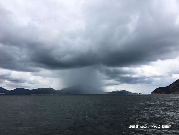 平日在巿區難得清楚看到局部驟雨是怎麼樣，兩位宅男看得嘖嘖稱奇。(相片來源：烏龍媽（Silly Mom）馴魔記)