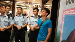 楊先生與警察到場，希望取回私人物品不果。（經濟日報記者鄺曉斌攝）