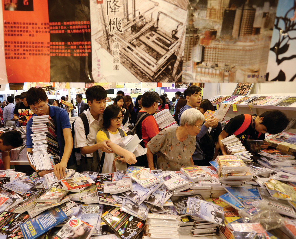 近年書展吸引逾百萬人入場，不少人瘋狂買書，但圖書館借書率卻愈跌愈低。(經濟日報資料相片)