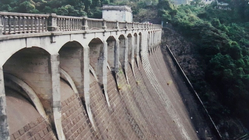 水塘大壩洩洪道上的通道有如拱橋，盡顯上世紀初的建築特色。（陳劍雄攝）