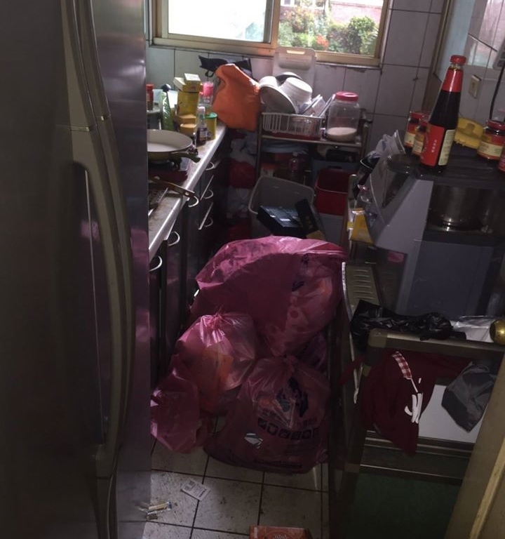 廚房內堆滿垃圾。（相片來源：業主女兒facebook）