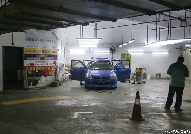 酒店的停車場有一汽車美容店，陳先生坦言平時生意一般。（陳永康攝）