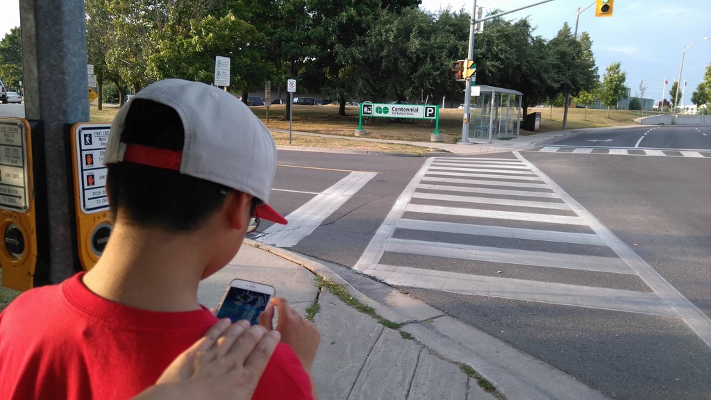 Edison埋首捉精靈，甚至忘記面前是馬路，媽媽覺得很危險已警告他要小心，否則不可再玩。（受訪者提供）