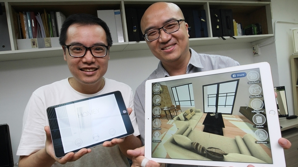陳鈞揮（右）玩近3年時間研發室內設計App 「HOMEY」。（相片來源：經濟日報資料室）