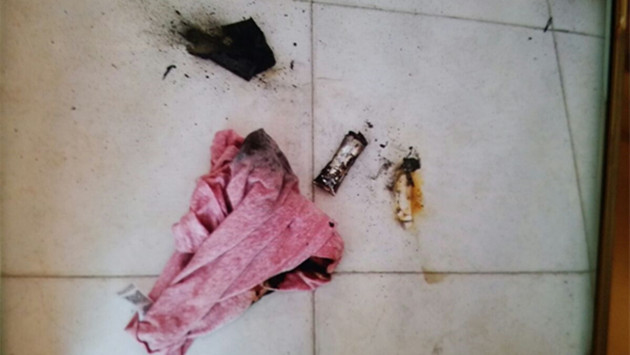 機主發生爆炸手機電池碎片及一度著火的衣衫。(事主提供圖片)