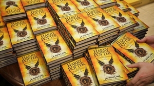 《Harry Potter and the Cursed Child》裏的哈利波特已經人到中年，並生了 3 個小孩。故事圍繞哈利與兒子阿不思的父子關係，以及兩子如何面對名氣、家庭、校園等問題。（法新社圖片）