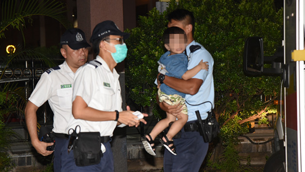 與母失散兩歲男童由警員暫代保母送院檢驗。