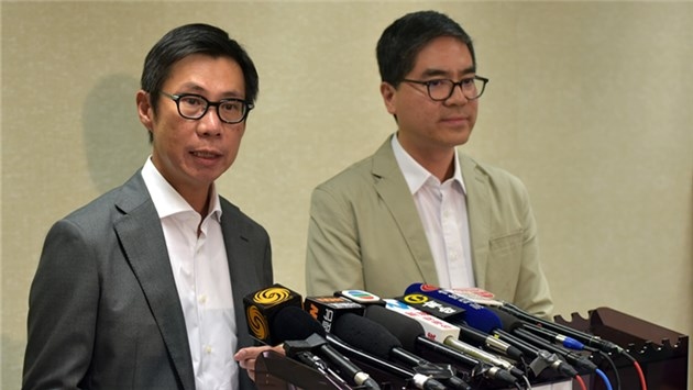 醫管局中毒諮詢中心顧問醫生謝萬里（左）指，肉毒桿菌毒性強，可將神經肌肉毒死。（黃敦為攝）