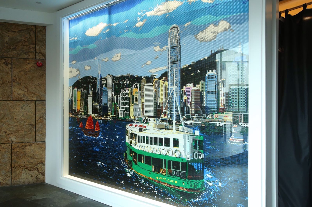 放在店門的維港馬賽克畫，用了超過10萬粒LEGO積木砌成。(湯炳強 攝)