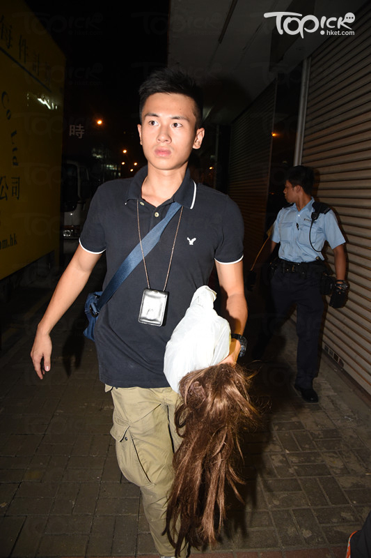 便衣警員將證物高跟鞋及假髮檢走。(胡永輝攝)