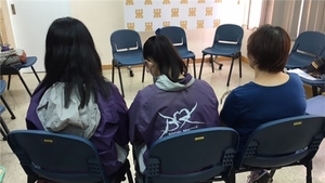 要解開孩子的心結，溝通是關鍵一環。陳太（右）以過來人身份忠告父母，留意子女有否出現抑鬱或焦慮的徵狀，多溝通了解原因，並讓他們選擇適合自己的路。（羅卓敏攝）