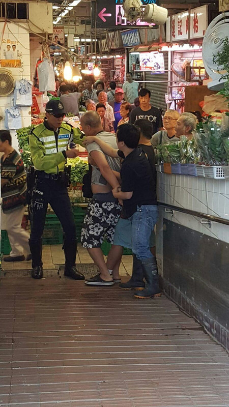 有網民將3名熱心市民合力捉住扒手的照片上載互聯網。(fb香港突發事故報料區群組圖片)