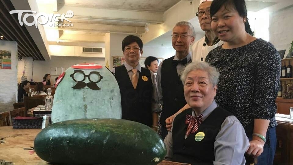 （坐：蕭瑞娟）（企右一：麥敏媚）兩個冬瓜是他們有機農場的收成品。（經濟日報記者攝）