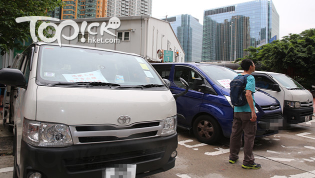 工人停在地盤用以堵路的車輛。(黃傑偉攝)