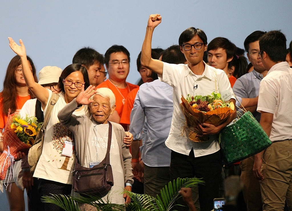 朱凱廸(右)高票當選，得菜園村村民親自到點票中心支持。(經濟日報資料圖片)