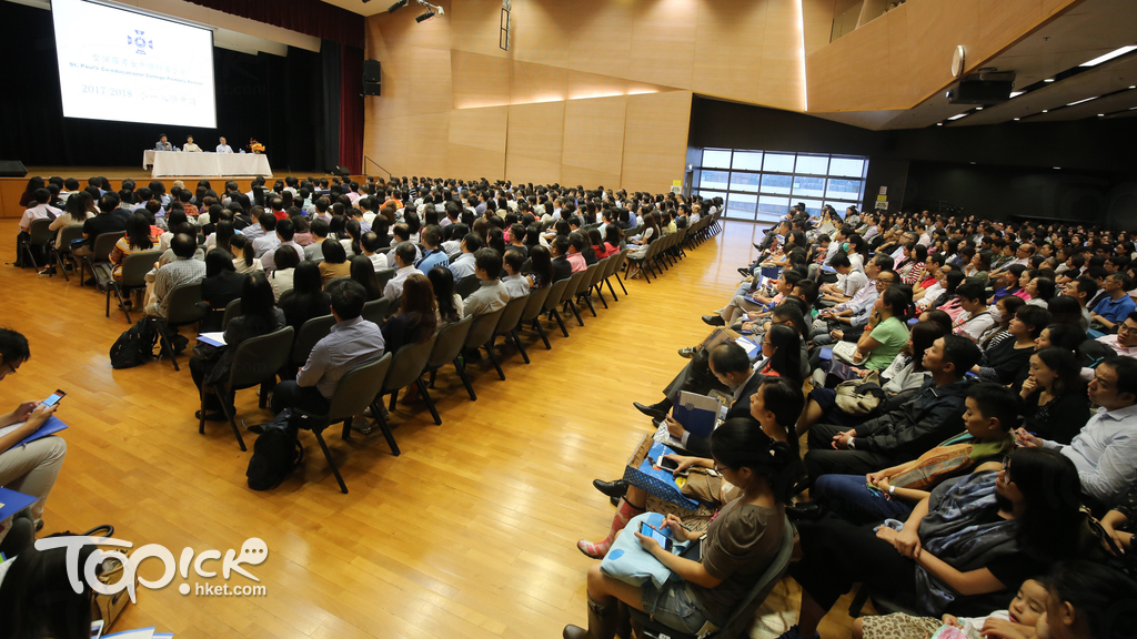 港島直資名校聖保羅男女中學附屬小學舉行小一入學簡介會，家長迫爆禮堂。（經濟日報記者攝）