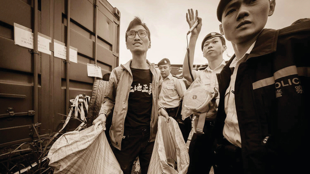 10多名「土地正義聯盟」成員及社運人士到「泥頭山」挖泥，計劃帶到政府總部示威，惟最終被以「盜竊罪」拘捕。（相片來源：土地正義聯盟）