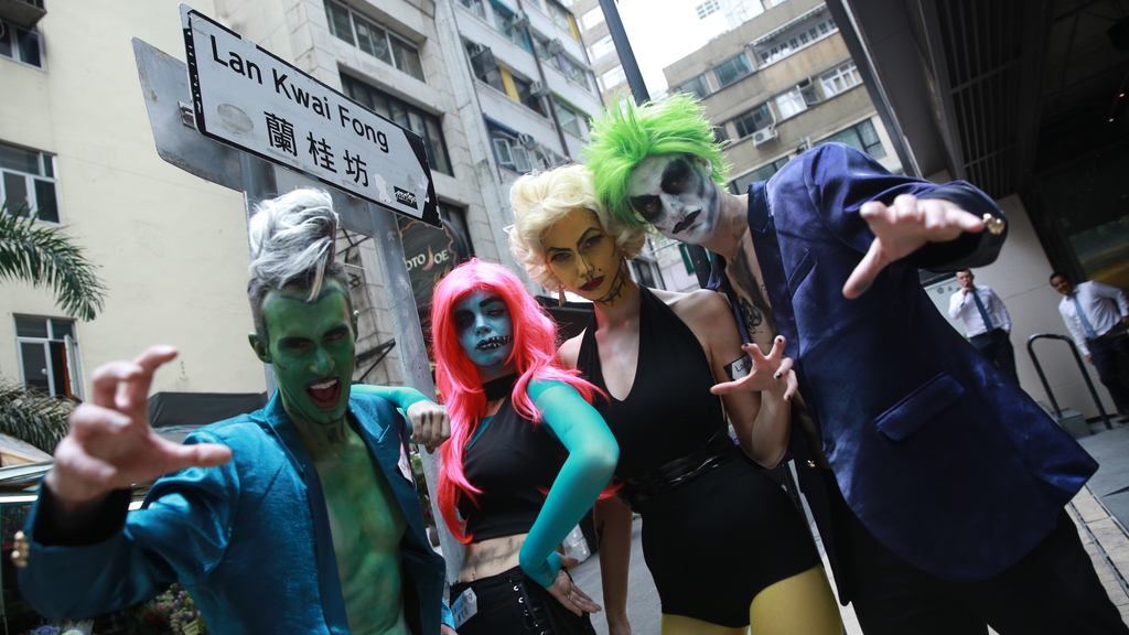 蘭桂坊推自家手機遊戲程式「LKF MONSTER MASH」，讓市民在10月「捉喪屍，羸優惠」，享受屍殺中環的萬聖節。（梁偉榮攝）