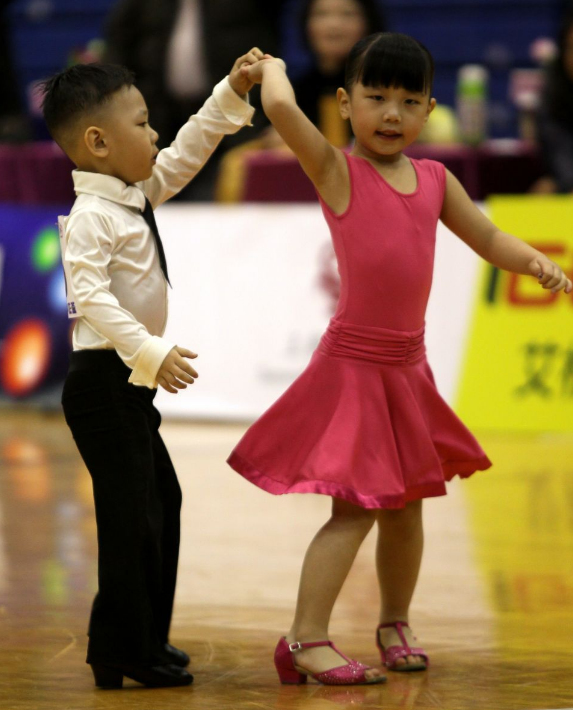 有幼稚園生已學拉丁舞。(網上圖片)