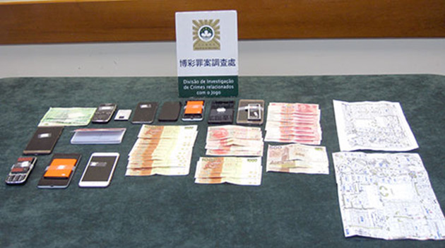 澳門司警在騙徒身上檢獲的手機和現金證物。