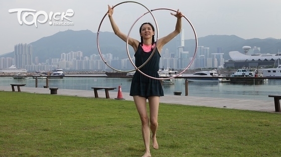 玩呼拉圈不只限於腰部，Grace示範同時用雙手玩雙呼拉圈的招式。（曾有為攝）