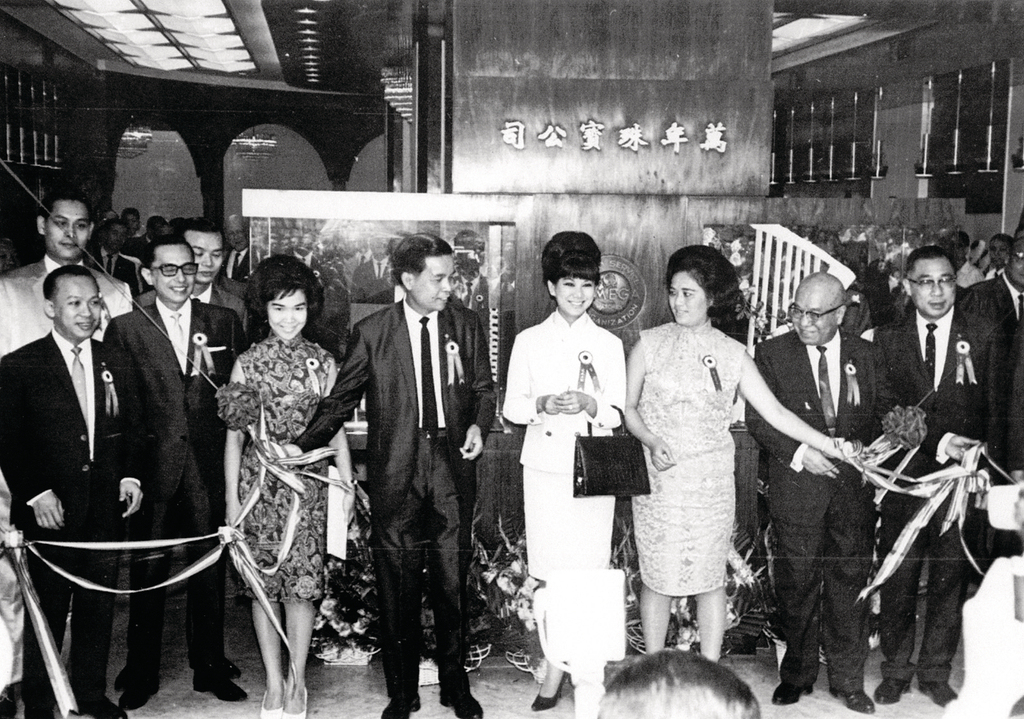 60年代周大福珠寶金行於中環萬年大廈地下創立萬年珠寶公司，由鄭裕彤士伉儷剪綵。(新世界發展提供資料圖片) 