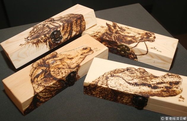 除針刮畫外，文玉瑩亦專研烙木藝術創作。（陳靜儀攝）