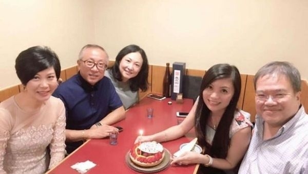 今屆傑青黃仰芳(右二)曾在Facebook上載今年8月慶生照片，出席者包括傑青首席評判胡定旭(右一)。(Facebook圖片)