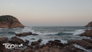 月出大頭洲，大浪源源拍岸，是石澳海角最美的景色。（Kin Lau攝）