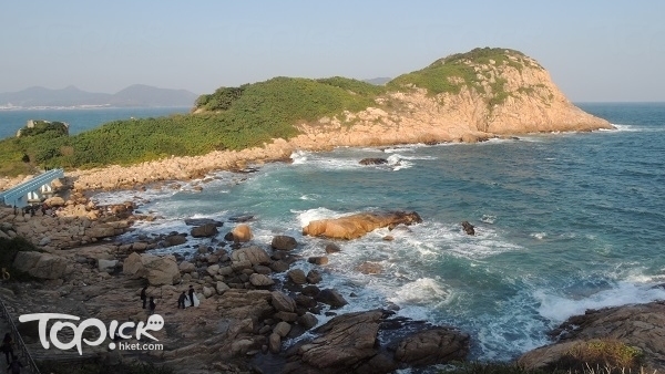 從石澳山仔遠眺石澳海角，岬角與小島深入海中，是絕佳賞浪勝地。（Kin Lau攝）