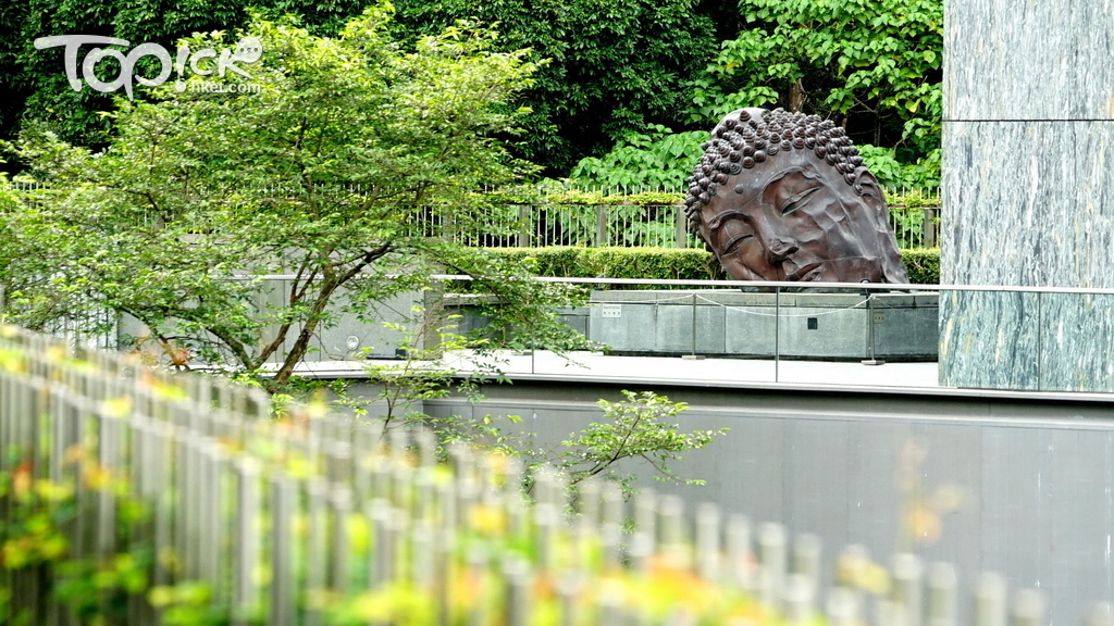 大佛頭雕擺設令人一見難忘。(陳若冰攝)