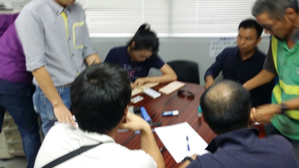 工人接收大判發出支票
