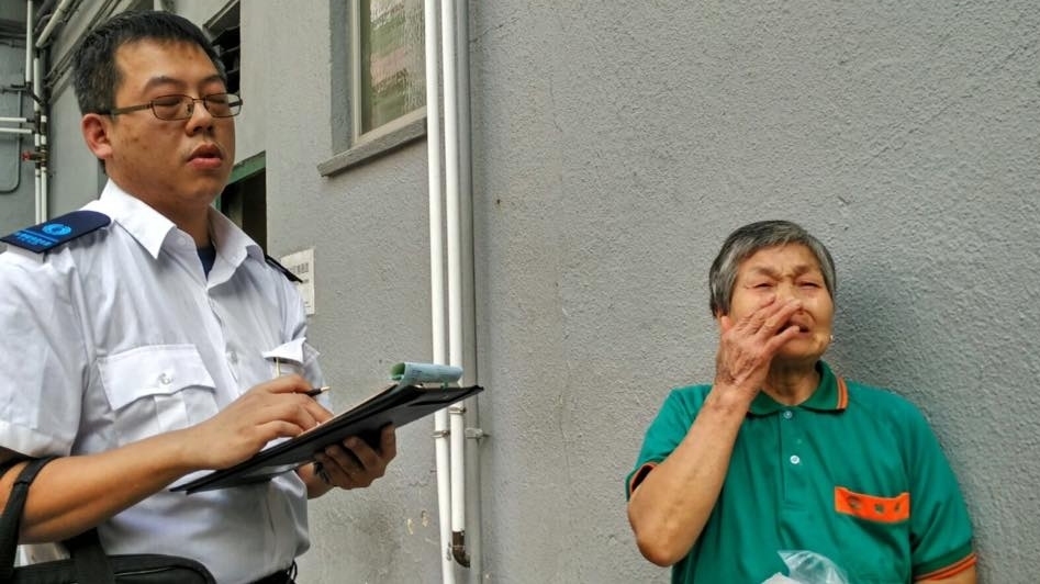 周婆婆被食環署人員票控時，一時情急到落淚。(Facebook圖片)