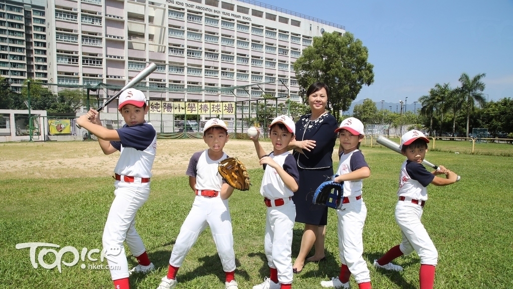 校園內有全港唯一的學校棒球場，梁校長謂每年也會帶學生去附近攀石、玩木球和高球。(曾有為攝)
