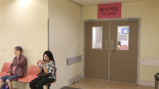 九龍東的眼科門診穩定新症輪候時間為全港多個聯網中最長，要等121周（2年17周），較最短的港島西聯網（33周）長近3倍。圖為市民於聯合醫院輪候眼科。（資料圖片）