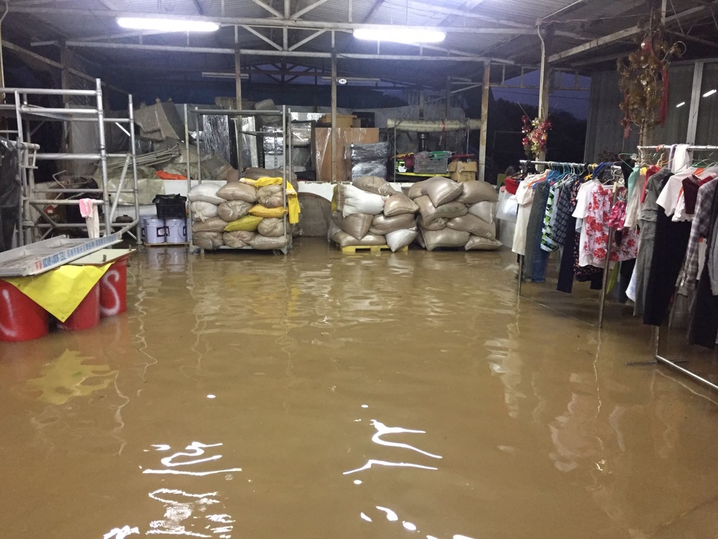 10月打風，新田水浸嚴重，梁日信農地和倉庫都被水淹。(梁日信提供圖片)