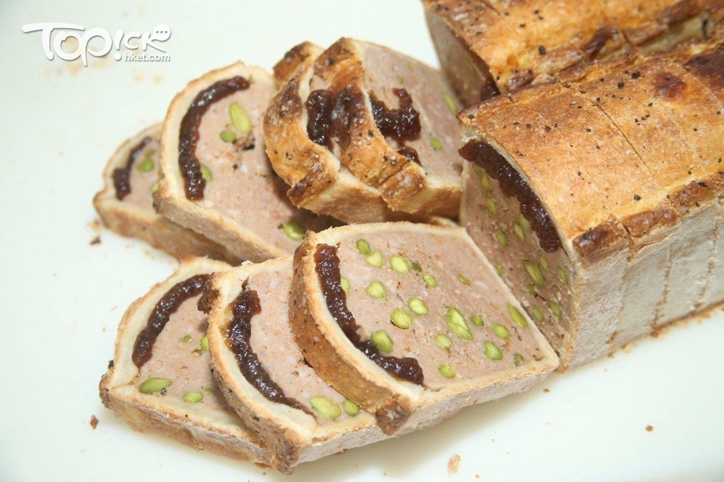 Gordon Ramsay 主理的Bread Street Kitchen 提供多款比較飽肚美食，如非常惹味的英式小食開心果豬肉批（$50）。(湯炳強 攝)