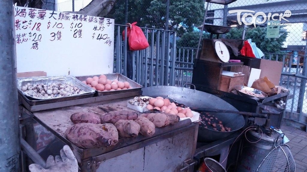 觀塘港鐵近小巴站的炒栗子檔，已做了十多年，街坊必識。(攝影：葉翠華)