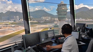 航空交通管制人員在北空管指揮塔使用新系統。（民航處提供照片）