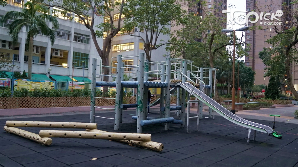 由木架塔建的滑梯也很好玩。（陳若冰攝）