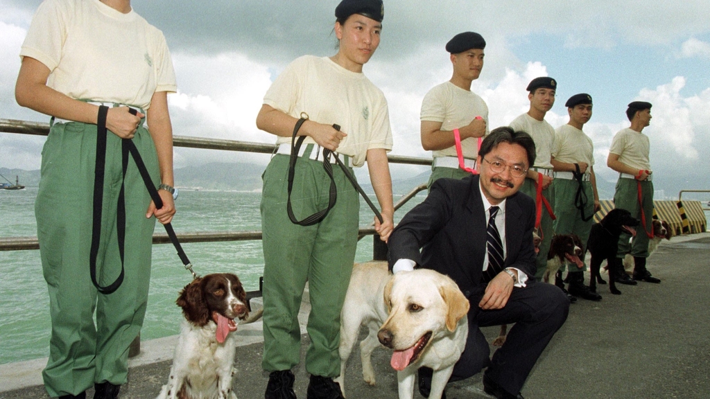 財爺與參加海關領犬員訓練的同事合照