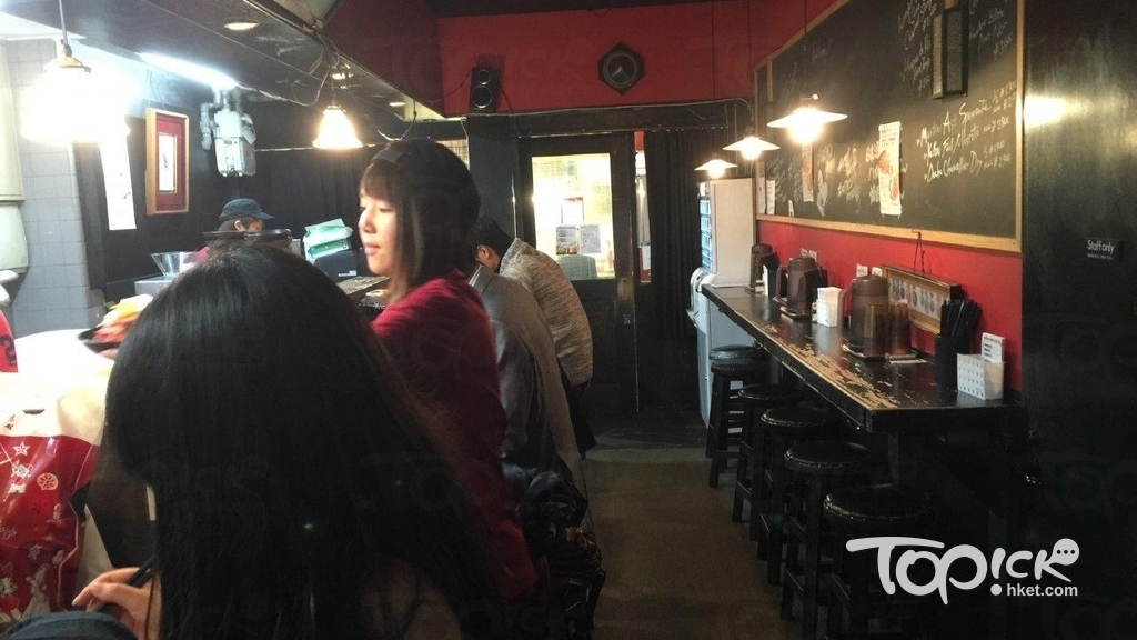 店內只有 23 個座位，但都是吧枱位，顧客食完便走，毋須等太久。(鄧龍傑 攝)