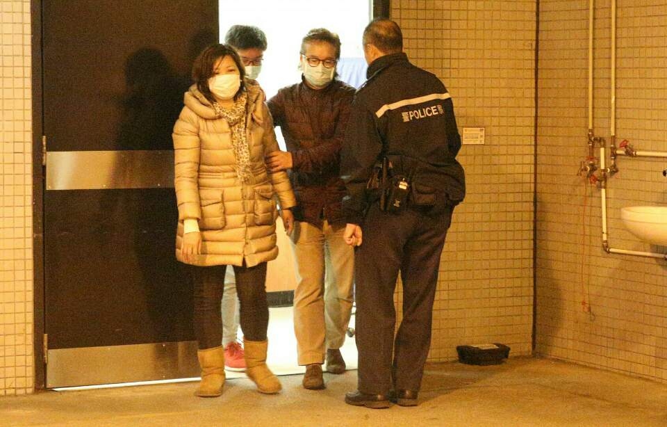 死者親母及繼父到醫院認屍，傷心非常。