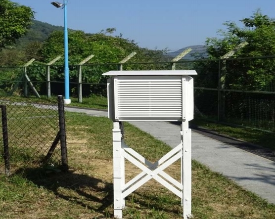天文台在警務處大美督活動訓練中心設置的自動氣象站。（天文台提供照片）